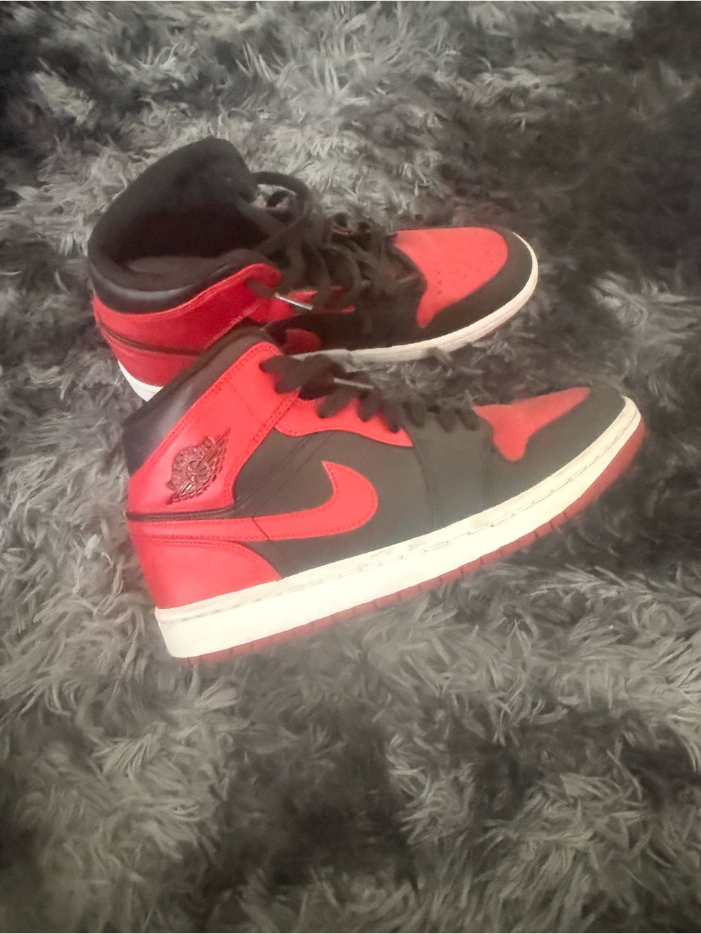 Jordan 1 Mid black and red trainers